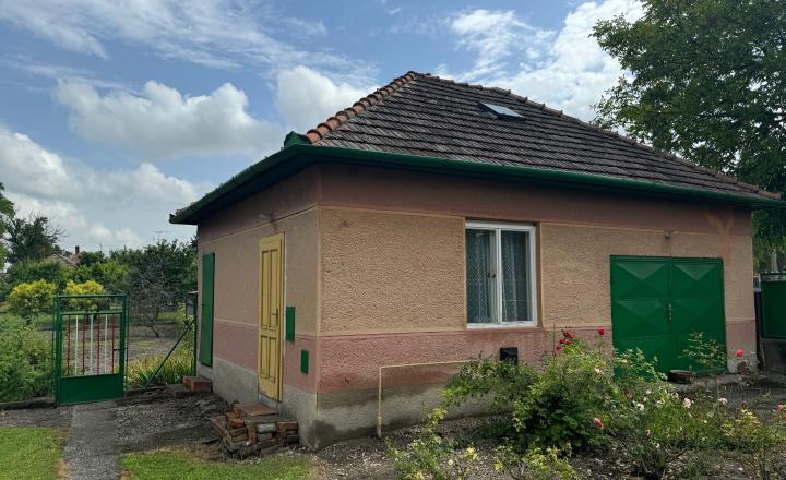 NA PREDAJ -  Rodinný dom  v obci Zemianska Olča! - fotografia 3