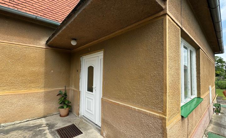 NA PREDAJ -  Rodinný dom  v obci Zemianska Olča! - fotografia 6