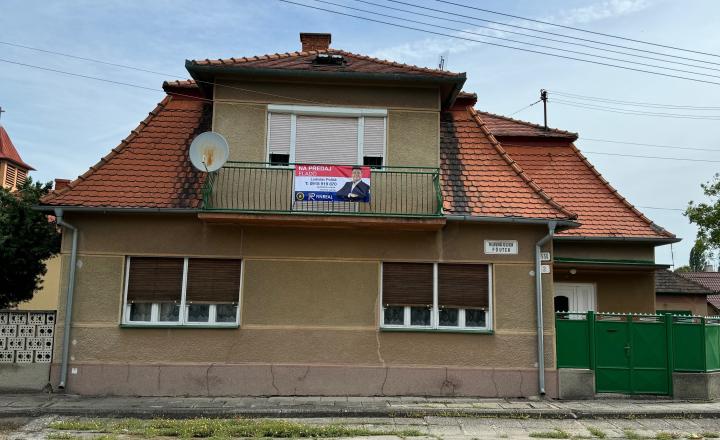 NA PREDAJ -  Rodinný dom  v obci Zemianska Olča! - fotografia 1