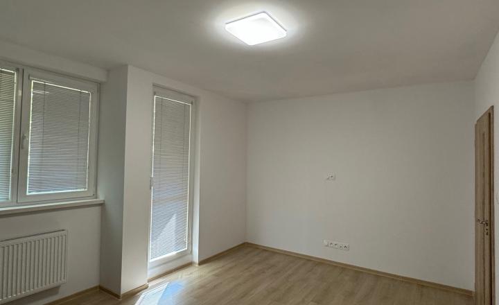 NA PREDAJ - 2 izbový  byt v Kolárove - REZERVOVANÉ ! - fotografia 5