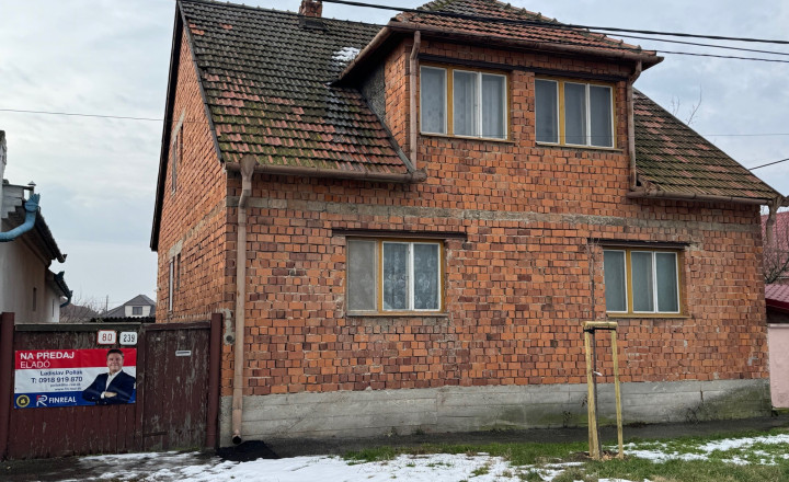NA PREDAJ rodinný dom s pozemkom 803 m2 v Kolárove. - fotografia 1