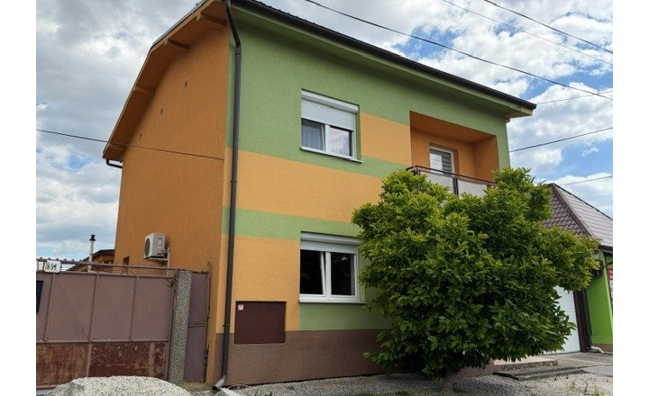 Ponúkame NA PREDAJ zrekonštruovaný rodinný dom v Kolárove! - fotografia 8