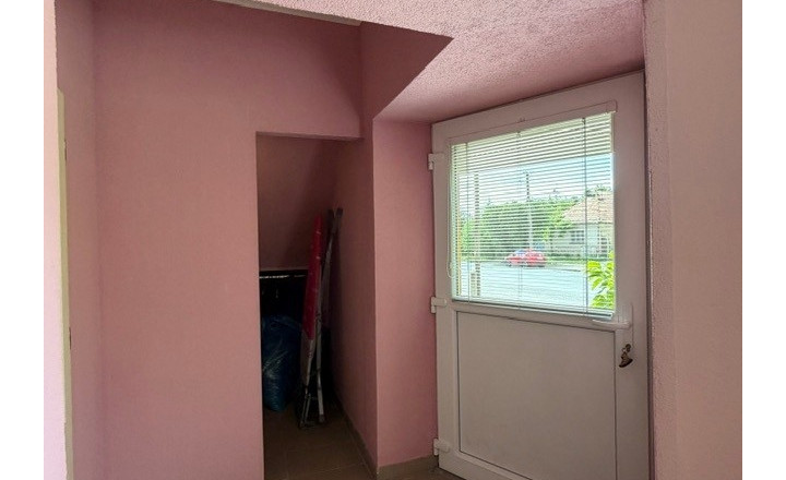 Ponúkame NA PREDAJ zrekonštruovaný rodinný dom v Kolárove! - fotografia 30