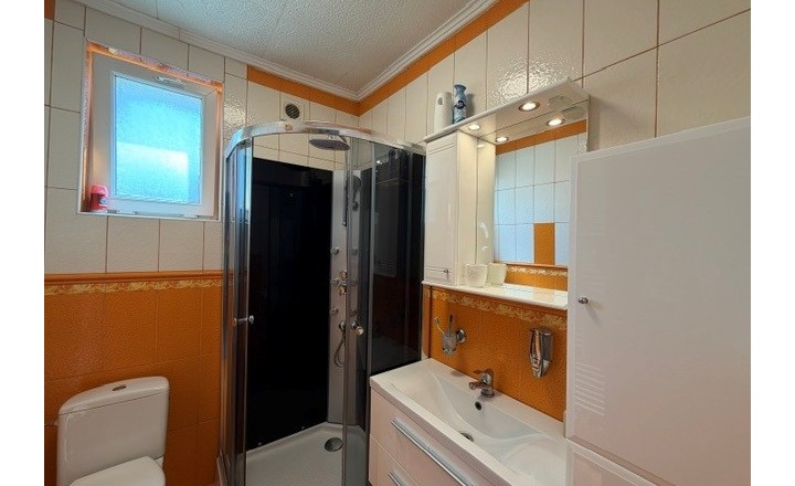 Ponúkame NA PREDAJ zrekonštruovaný rodinný dom v Kolárove! - fotografia 35