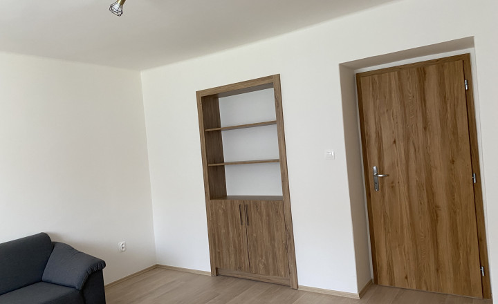 NA PRENÁJOM - 2 izbový čiastočne zariadený byt v Komárne! - fotografia 9