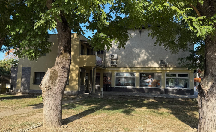 Ponúkame NA PREDAJ polyfunkčnú budovu v centre Kolárova! - fotografia 6