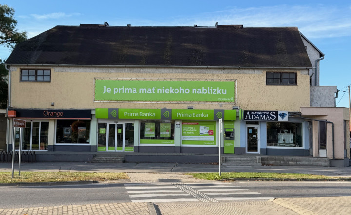 Ponúkame NA PREDAJ polyfunkčnú budovu v centre Kolárova! - fotografia 1