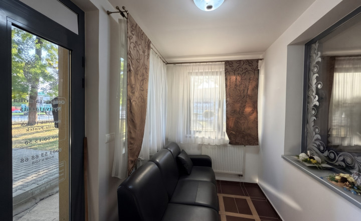 Ponúkame NA PREDAJ polyfunkčnú budovu v centre Kolárova! - fotografia 11