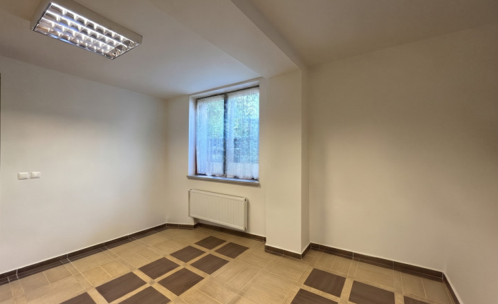 Ponúkame NA PREDAJ polyfunkčnú budovu v centre Kolárova! - fotografia 12