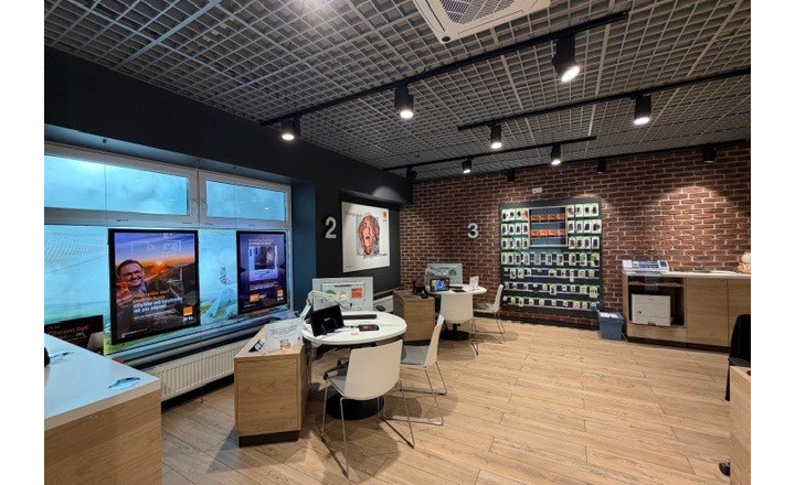 Ponúkame NA PREDAJ polyfunkčnú budovu v centre Kolárova! - fotografia 3