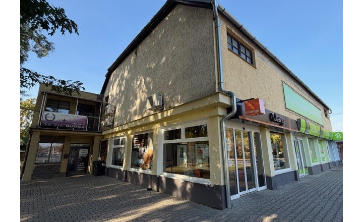 Ponúkame NA PREDAJ polyfunkčnú budovu v centre Kolárova! - fotografia 2