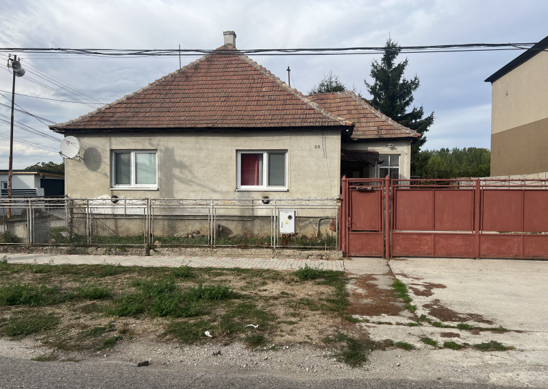 FINREAL exkluzívne ponúka na PREDAJ rodinný dom v Komjaticiach