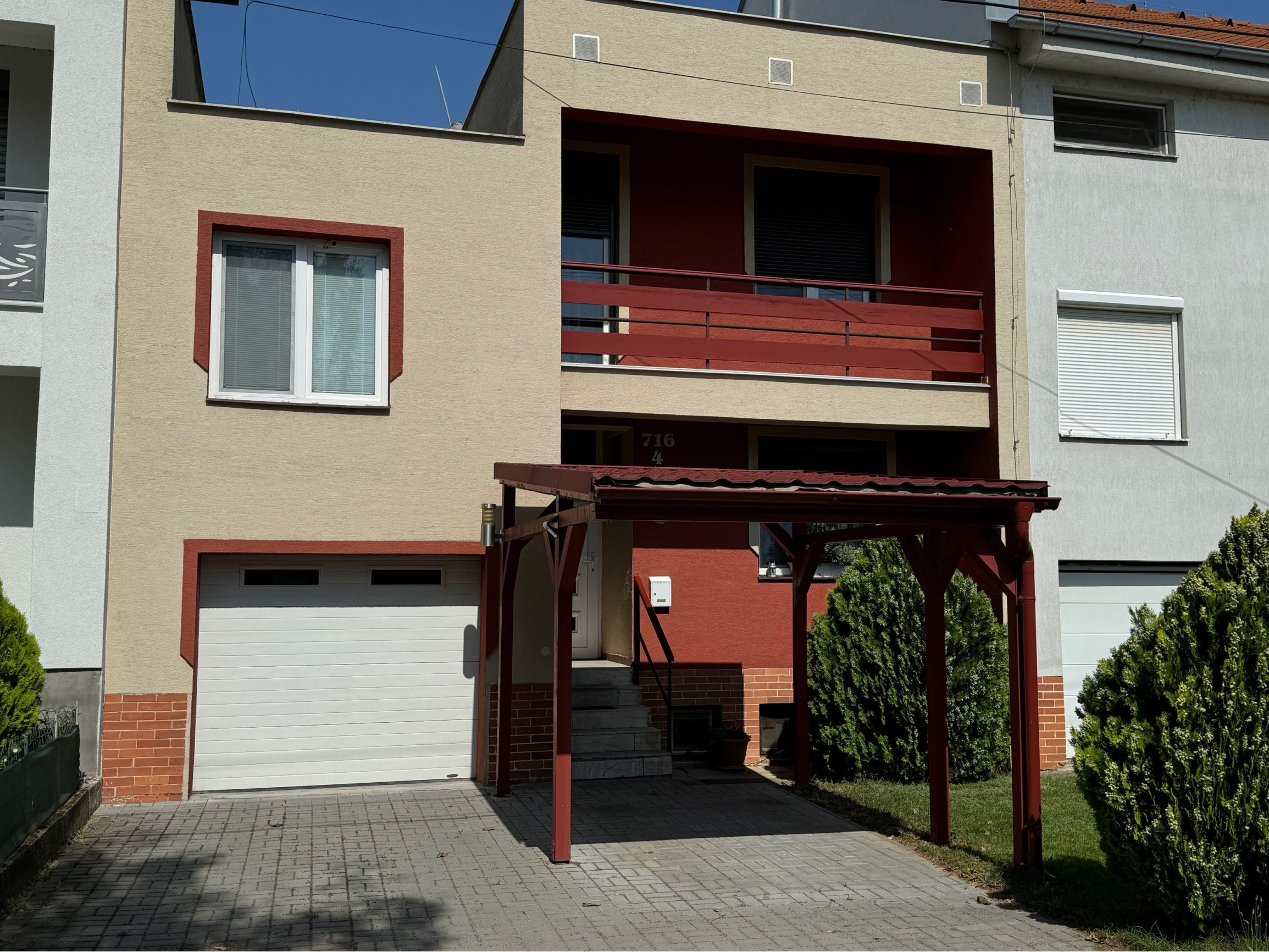 NA PREDAJ -  Rodinný dom s garážou v Hurbanove!