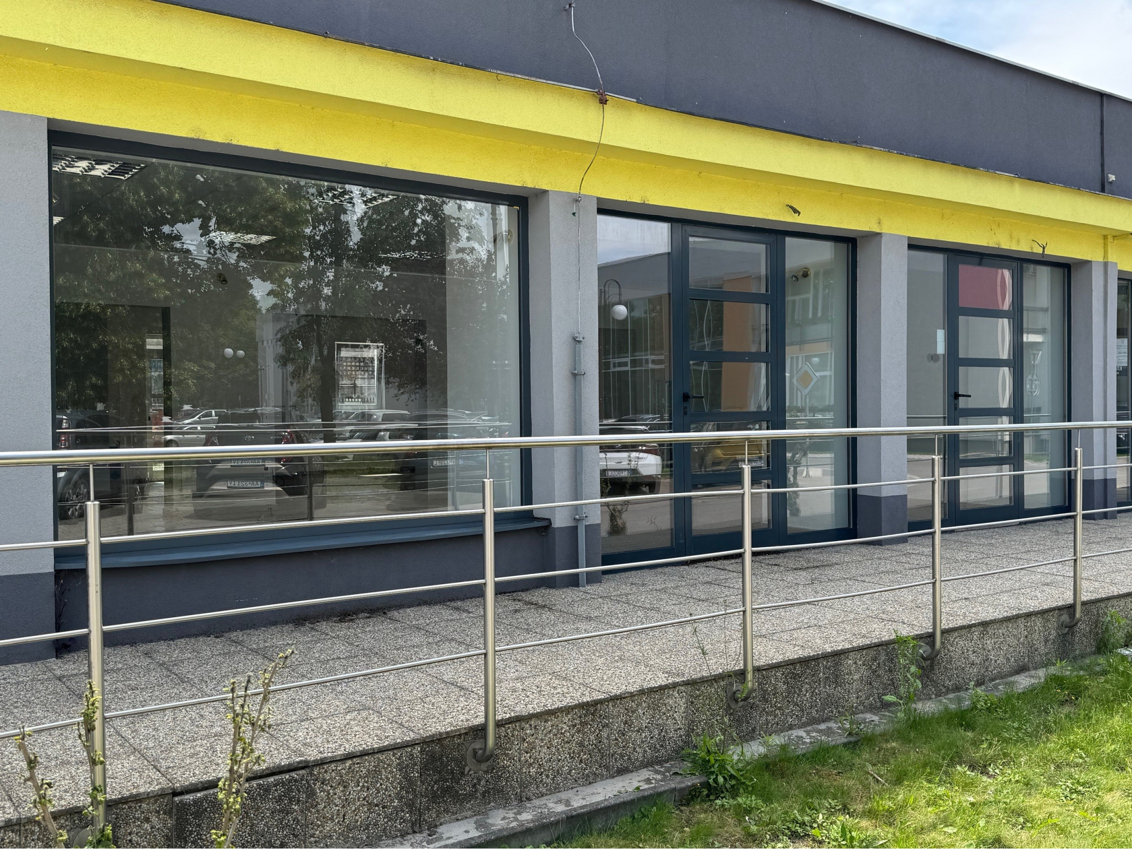 IBA U NÁS !  - NA PRENÁJOM - obchodné priestory v Kolárove!