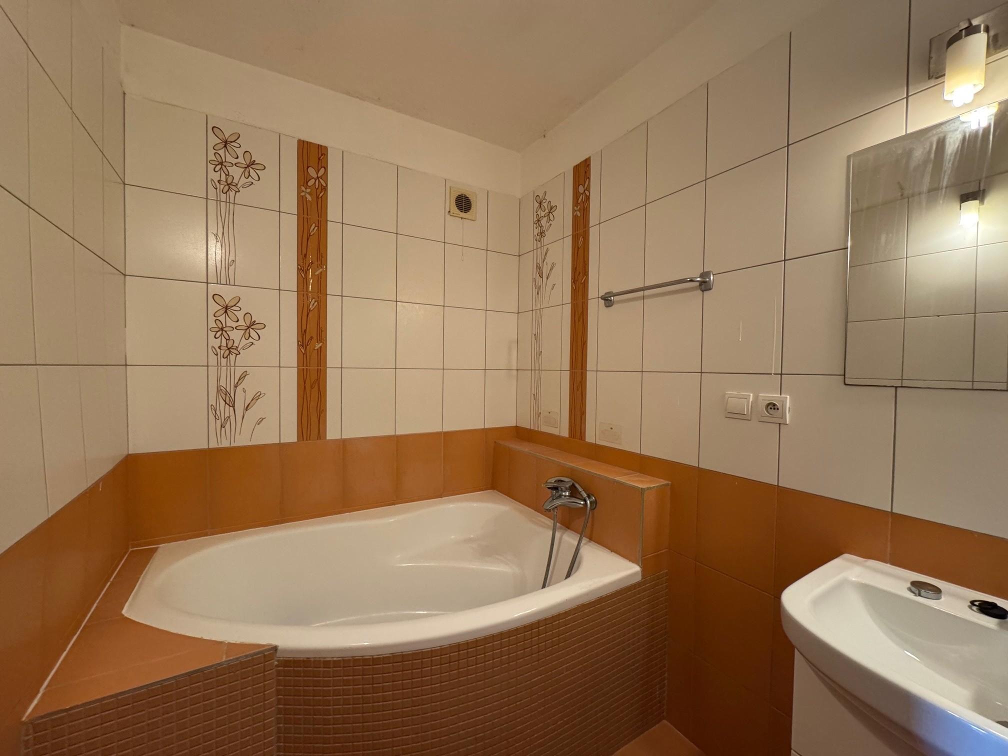 Ponúkame NA PREDAJ 3 - izbový klimatizovaný byt v Kolárove!