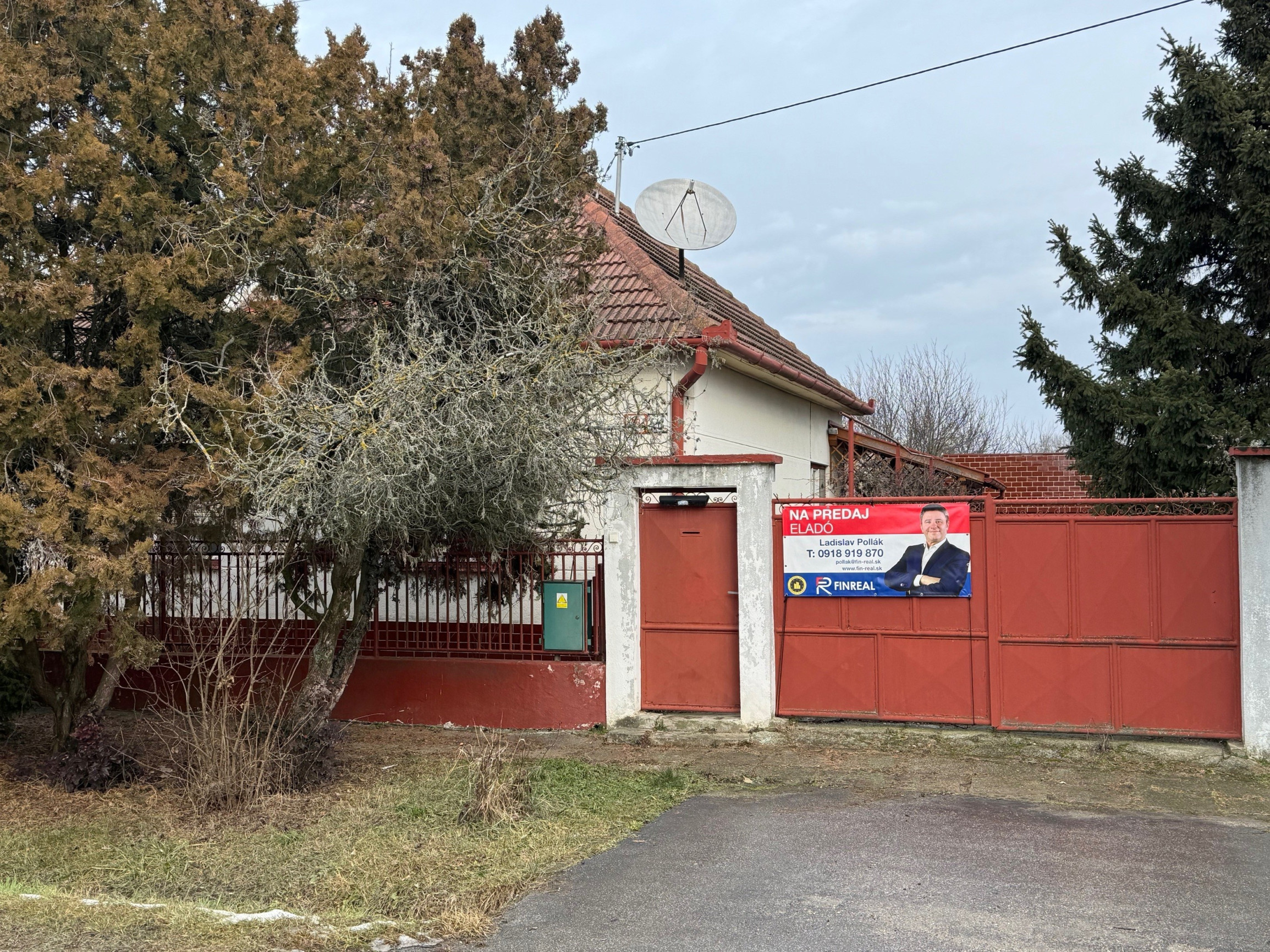 NA PREDAJ rodinný dom s garážou a záhradou v Kolárove !