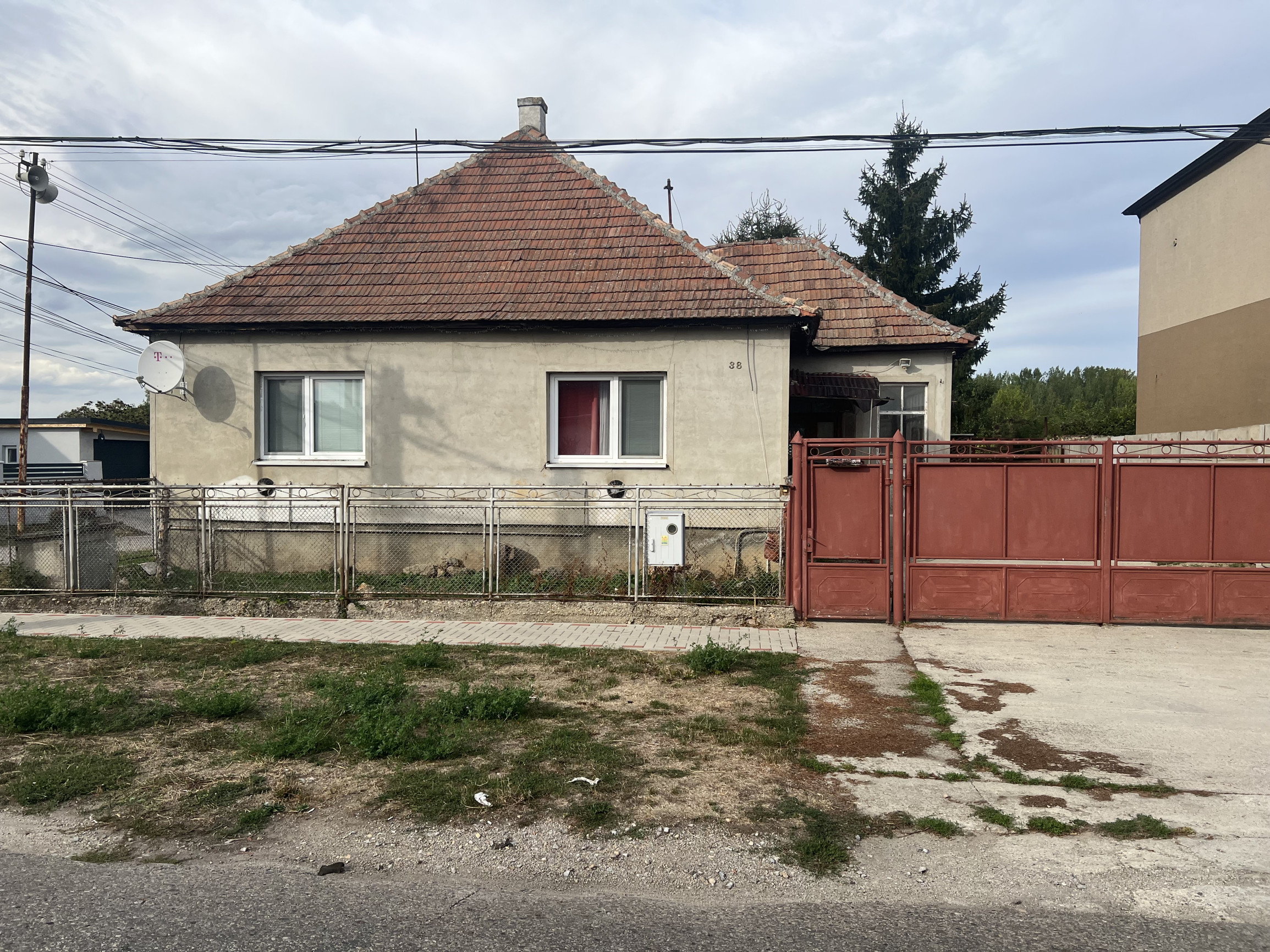 FINREAL exkluzívan ELADÁSRA kínál egy családi házat Komjáton