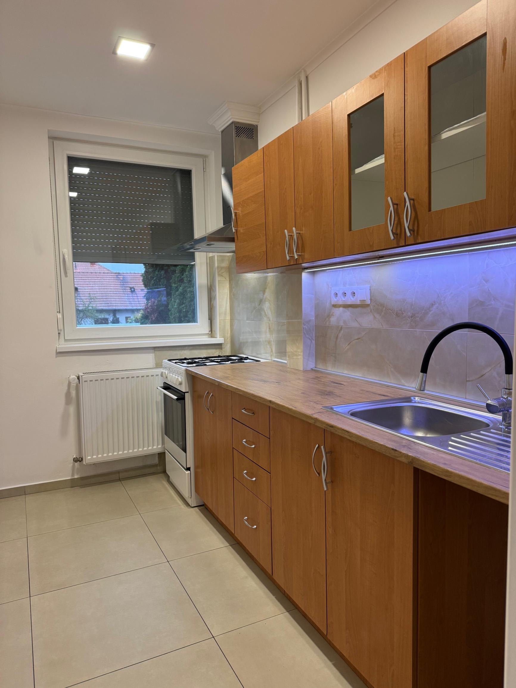 NA PREDAJ 3 izbový zrekonštruovaný byt + garáž v Hurbanove!